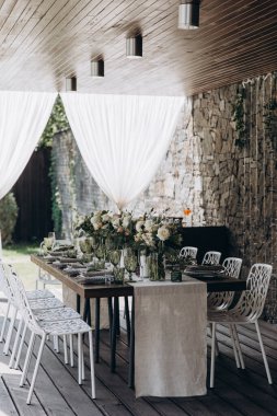 Güzel beyaz düğün masası.