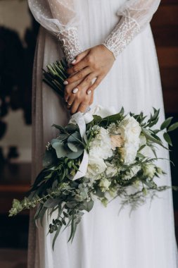 Çiçek buketi tutan güzel gelin. düğün buketi.                           