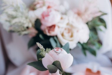 Bir buket güzel çiçek, üzerinde yüzük var, yakın plan.