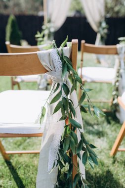 Bahçede sandalyede düğün süsü. 