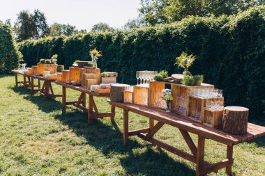 Green Park 'ta düğün töreni için servis edilen ahşap masa 