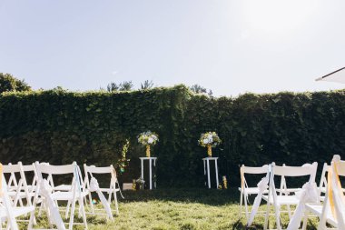 Çiçekli güzel bir düğün dekoru ve açık hava düğün töreni için limonlar. 