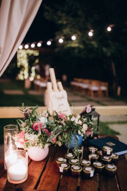 Güzel bir çiçek dekoru ve düğün töreninde mumlar.        