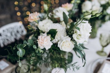 Güzel, zarif, narin çiçekli düğün buketinin yakın çekimi.        