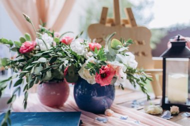 Güzel, narin çiçeklerin yakın çekimi, çiçek dekoru.   