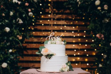 Çiçekli, nefis düğün pastası manzarası.        