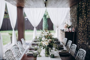 Düğün resepsiyonu için çiçek desenli zarif bir masa.             