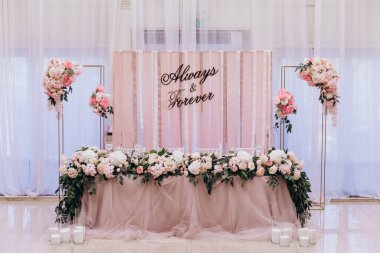 Çiçek ve çiçek desenli düğün partisi için masa hazırlıyorum.           