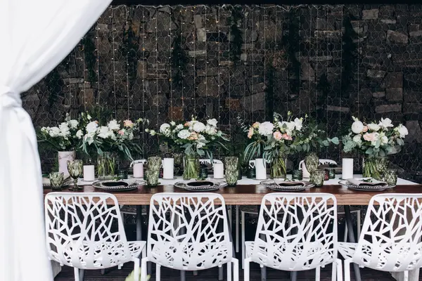 Güzel bir düğün masası. Restoranda mumlar ve çiçekler var.              