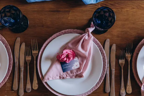 Düğün resepsiyonunda zarif bir masa.                    