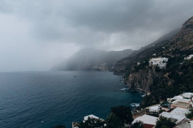 Güzel sahil manzaralı sahil kasabası, uçurumlar ve gökyüzünde bulutlar