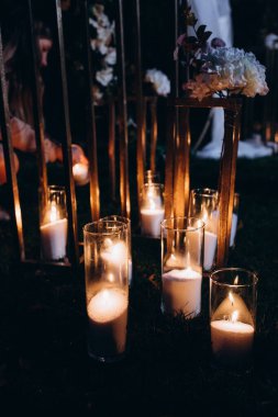 Düğün resepsiyonunda mum ve çiçeklerin yakın plan görüntüsü