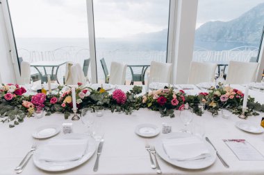 Düğün resepsiyonu için güzel bir masa.            