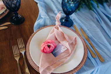 Düğün resepsiyonu için güzel bir masa.            