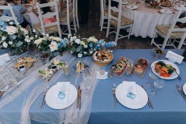 Düğün resepsiyonu için güzel bir masa.            