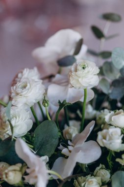 Beyaz düğün buketini beyaz tonlarda kapat..