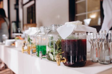 Açık büfede meyve ve böğürtlenli lezzetli içecekler.