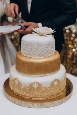 Çiçekli, nefis düğün pastası manzarası.        