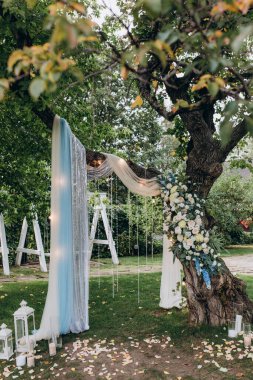 Düğün töreni için güzel çiçeklerle süslenmiş kemer..        
