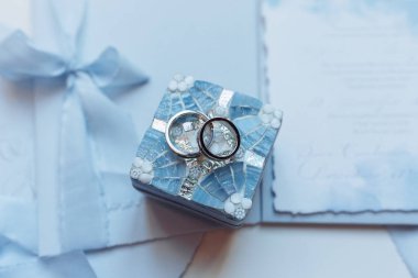 Alyanslar dekoratif mavi kutuda, yakın plan.     