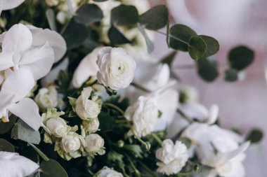 Beyaz düğün buketini beyaz tonlarda kapat..