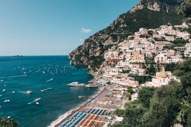 Güzel sahil kasabası, sahil manzarası ve denizdeki tekneler.