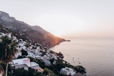 Uçurumun, denizin ve şehrin güzel gün batımı manzarası.