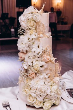 Çiçekli, nefis düğün pastası manzarası.        
