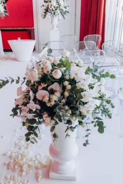 Düğün töreninde zarif bir çiçek dekoru.        