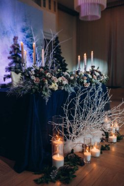 Güzel bir düğün masası. Restoranda mumlar ve çiçekler var.              