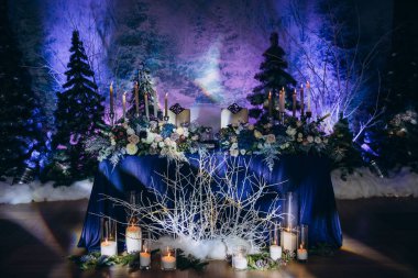 Çiçek dekoru ve mumlarla çok güzel bir sofra.             