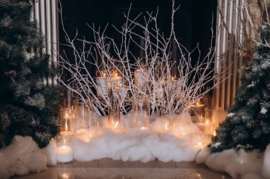 Güzel noel süslemeleri, yanan mumlarla dolu rahat bir odada.    