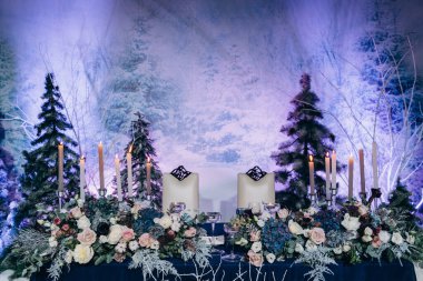 Çiçek dekoru ve mumlarla çok güzel bir sofra.             