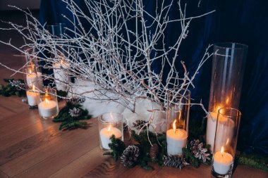 Güzel noel süslemeleri, yanan mumlarla dolu rahat bir odada.    