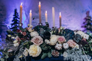 Çiçek dekoru ve mumlarla çok güzel bir sofra.             