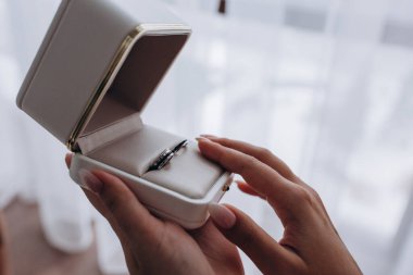 Güzel alyansları olan kutuları tutan kadının yakın plan görüntüsü.