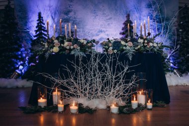 Çiçek dekoru ve mumlarla çok güzel bir sofra.             