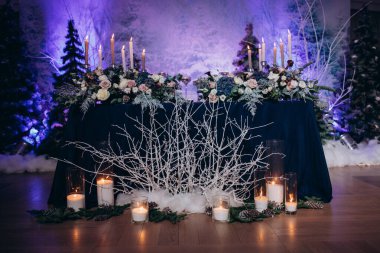 Çiçek dekoru ve mumlarla çok güzel bir sofra.             