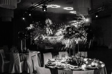 Düğün resepsiyonunda zarif bir masa.                    