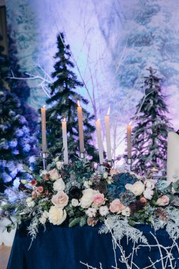 Çiçek dekoru ve mumlarla çok güzel bir sofra.             