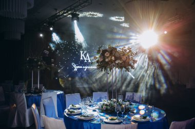 Çiçekli düğün masası ve mavi renkli ışıklar.