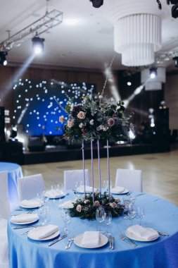 Düğün resepsiyonu için çiçek desenli zarif bir masa.             