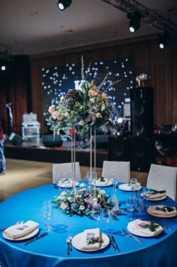 Düğün resepsiyonu için çiçek desenli zarif bir masa.             