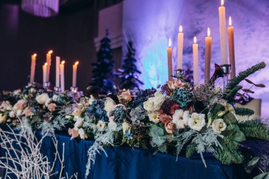 Çiçek dekoru ve mumlarla çok güzel bir sofra.             