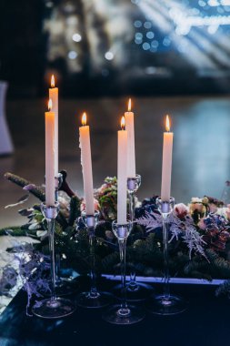 Güzel bir düğün masası. Restoranda mumlar ve çiçekler var.              