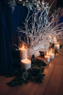 Çiçek dekoru ve mumlarla çok güzel bir sofra.             