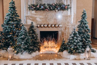 Mumlarla ve köknar ağaçlarıyla süslenmiş güzel Noel süsleri