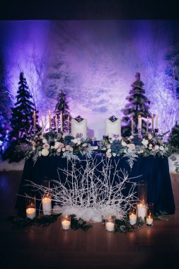 Çiçek dekoru ve mumlarla çok güzel bir sofra.             