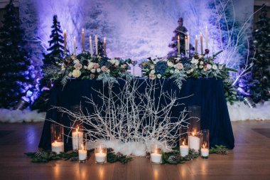 Çiçek dekoru ve mumlarla çok güzel bir sofra.             