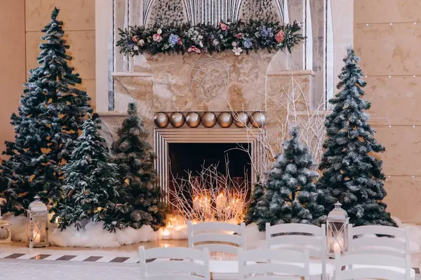 Noel süslemeleri, mumlar ve iç kısımda köknar ağaçları.